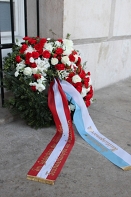 © Simon Welebil Blumenkranz der Israelitischen Kultusgemeinde mit einer rot-weiß-roten Banderole, die die Aufschrift "im Gednen der Naziopfer, Freiheitskämpfer und Alliierten" trägt